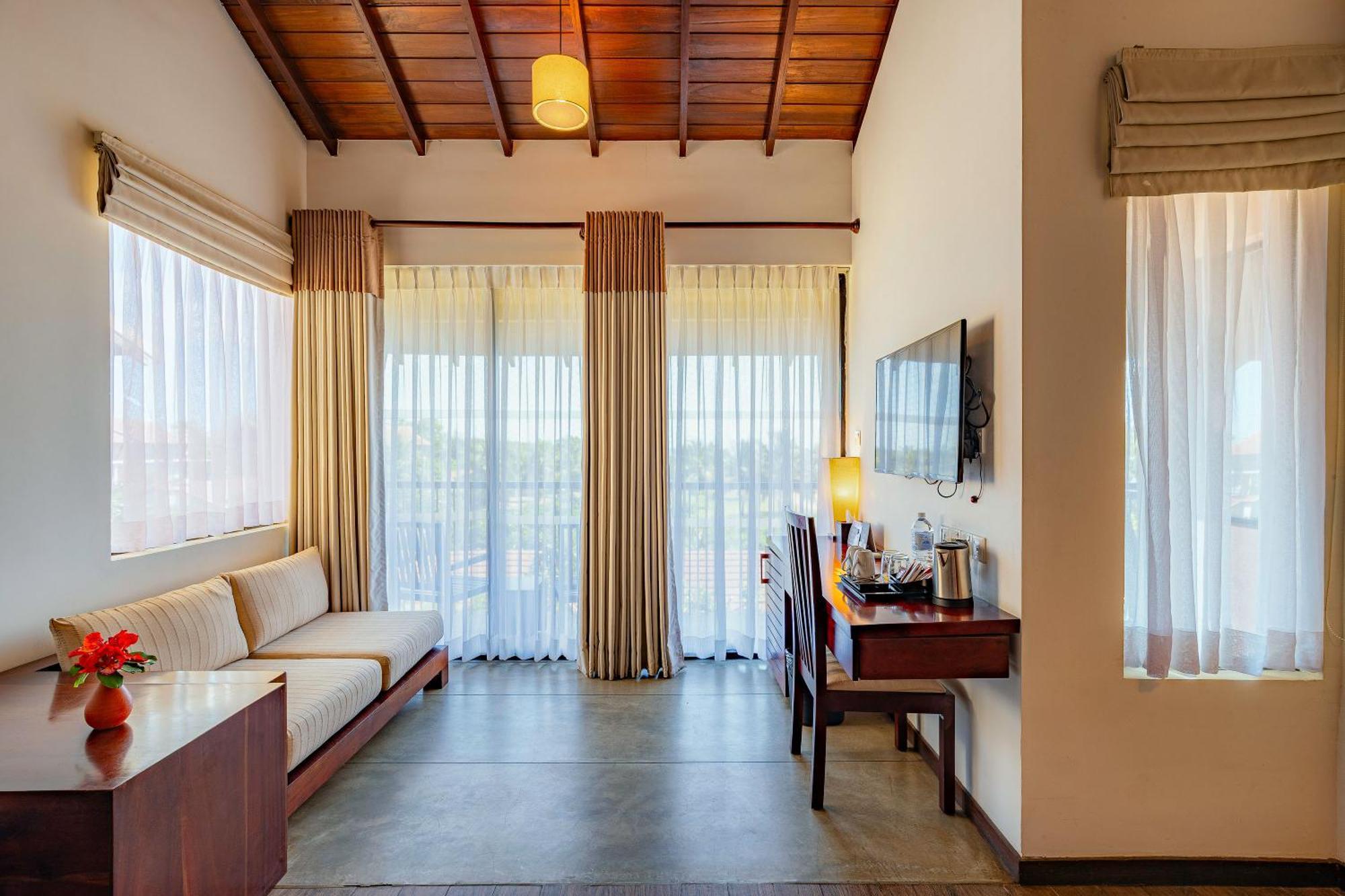 The Calm Resort & Spa Passikudah Quarto foto